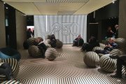 Инсталляция, посвященная 50-летию кресла Up5, в шоу-руме B&B Italia