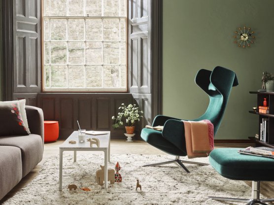 Кресло Grand Repos, диван Soft Modular, столик Plate ©Vitra, фото: Florian Böhm
