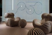 Инсталляция, посвященная 50-летию кресла Up5, в шоу-руме B&B Italia